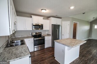 7045 White Pine Ave in Statesboro, GA - Building Photo - Building Photo
