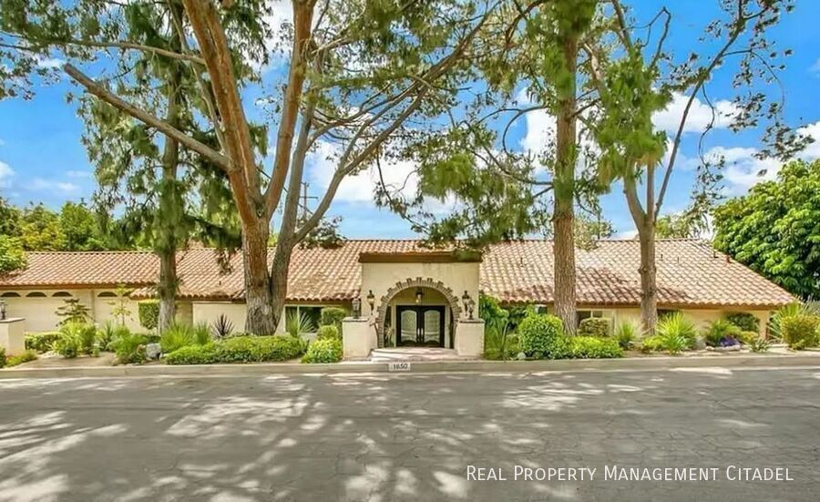 1850 Edgecliff Dr in Fullerton, CA - Building Photo