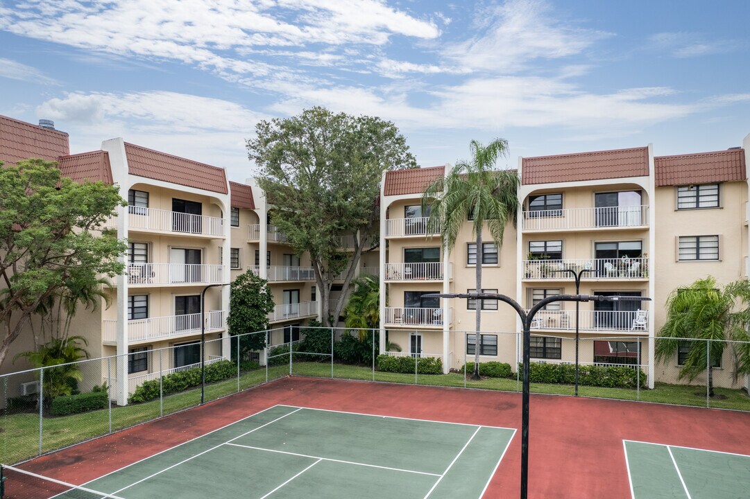 Wisperwood Village Condominiums in Miami, FL - Foto de edificio