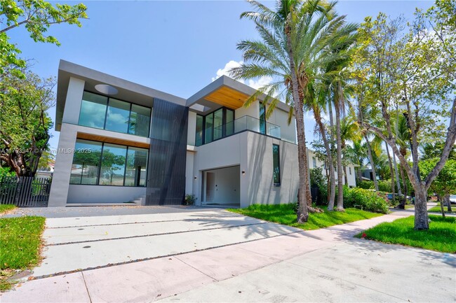 property at 735 Fernwood Rd