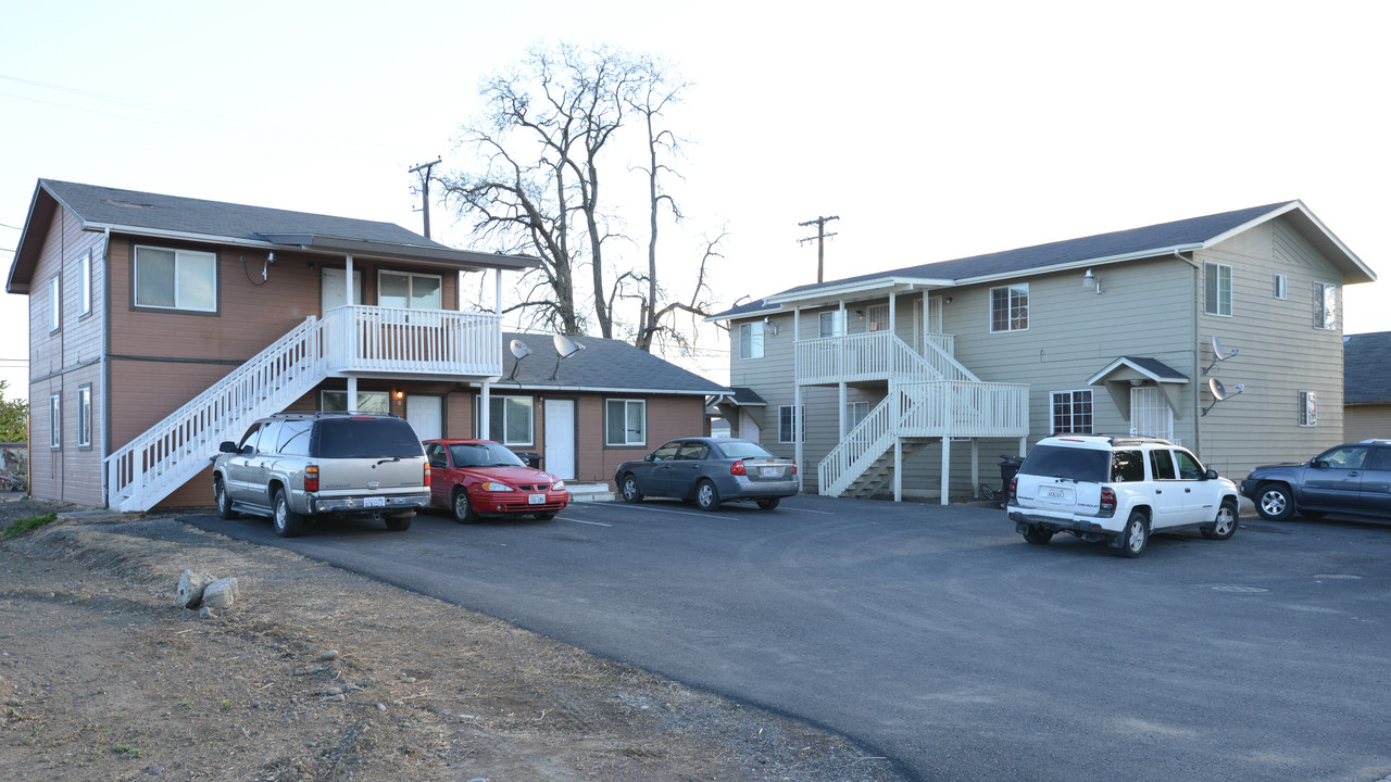 1111 E Toppenish Ave in Toppenish, WA - Building Photo