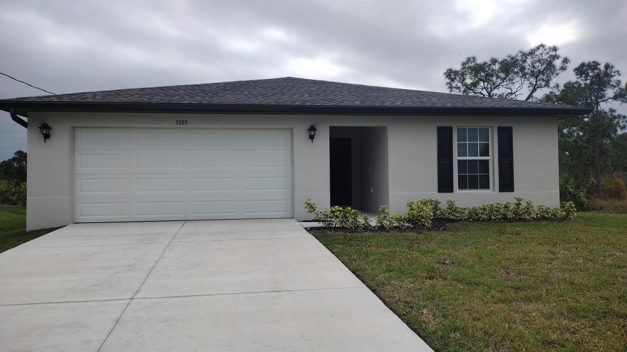 3305 75th St W in Lehigh Acres, FL - Building Photo