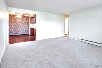 8 Chestnut Ridge Ln in Buffalo, NY - Building Photo - Building Photo
