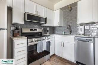 5704 W Thomas Rd in Phoenix, AZ - Foto de edificio - Building Photo