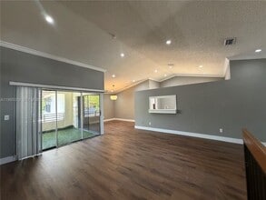 323 Ives Dairy Rd in Miami, FL - Building Photo - Building Photo