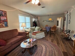 710 E Main St in Mahomet, IL - Foto de edificio - Building Photo