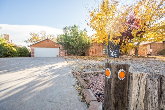3 Bedroom 2 Bathroom Home - Dogs Allowed & Large Backyard! in Alamogordo, NM - Building Photo - Building Photo