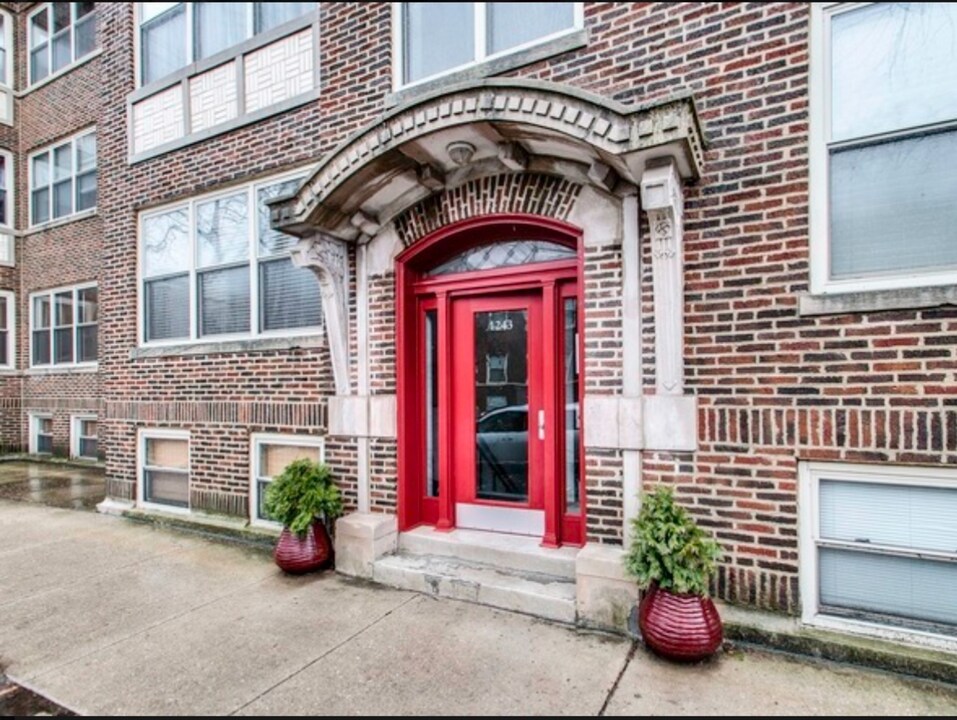 1243 W Rosemont Ave, Unit 3W in Chicago, IL - Foto de edificio