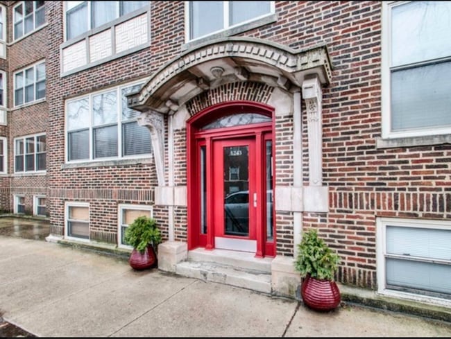 property at 1243 W Rosemont Ave