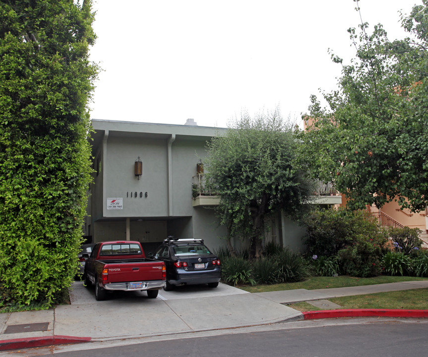 11908 Goshen Ave in Los Angeles, CA - Building Photo