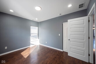 3157 E Washington St in Indianapolis, IN - Foto de edificio - Building Photo