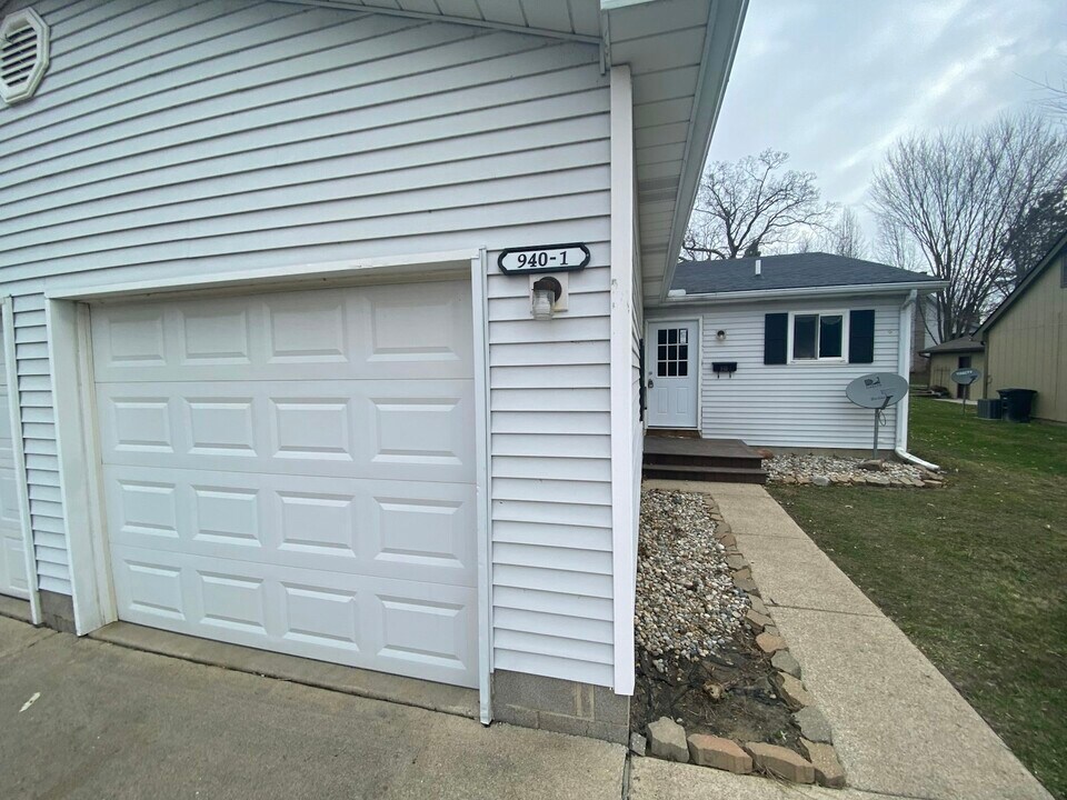 940 Fred W Moore Hwy in St Clair, MI - Building Photo