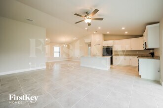 915 Plumosa Ave in Lehigh Acres, FL - Foto de edificio - Building Photo