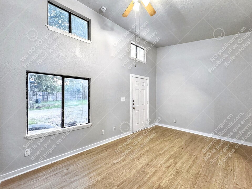 1108 W McCarty Ln in San Marcos, TX - Building Photo