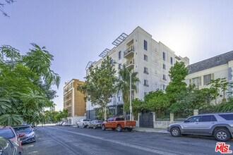 733 S Manhattan Pl in Los Angeles, CA - Building Photo - Building Photo