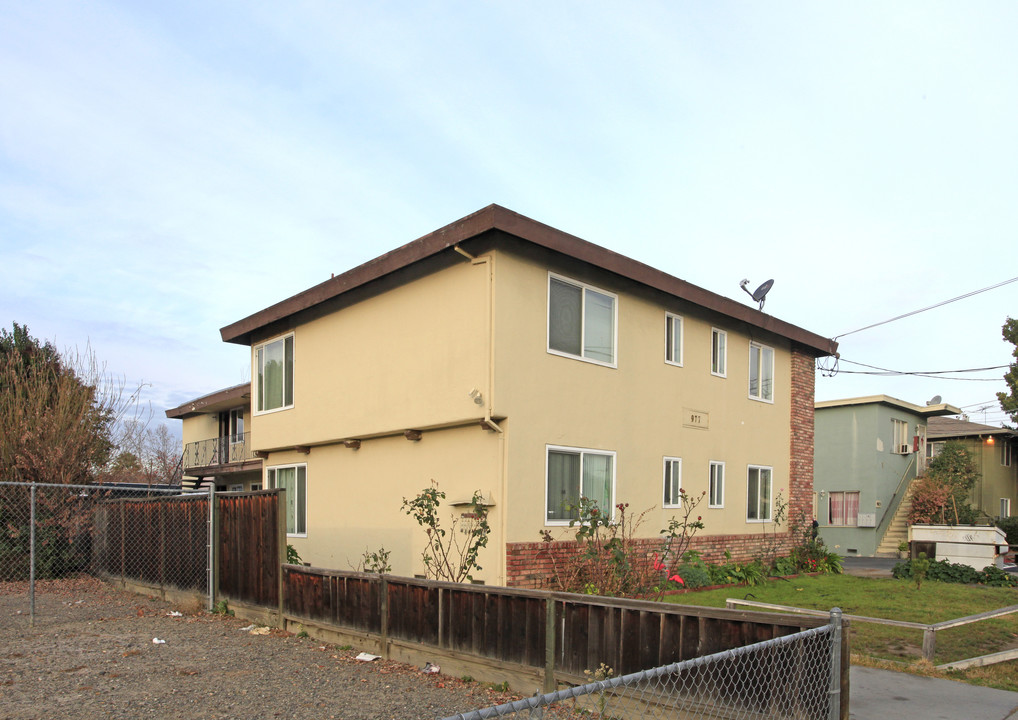 977 N 7th St in San Jose, CA - Building Photo