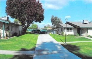 Village Grove Apartments in Farmersville, CA - Foto de edificio