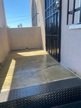 6165 Lewis Ave in Long Beach, CA - Foto de edificio - Building Photo