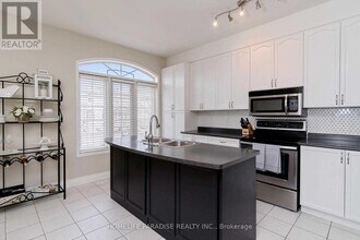 2368 Sutton Dr in Burlington, ON - Building Photo - Building Photo