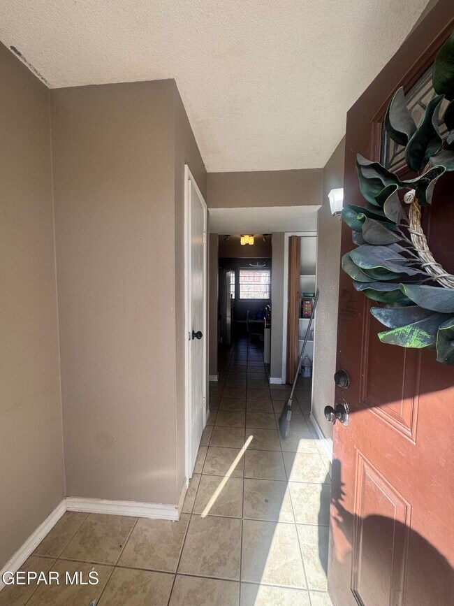 701 Porras Dr in El Paso, TX - Building Photo - Building Photo