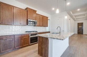 909 Schuberts Rd in Justin, TX - Foto de edificio - Building Photo