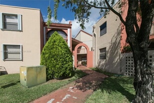 10241 NW 9th St Cir in Miami, FL - Building Photo