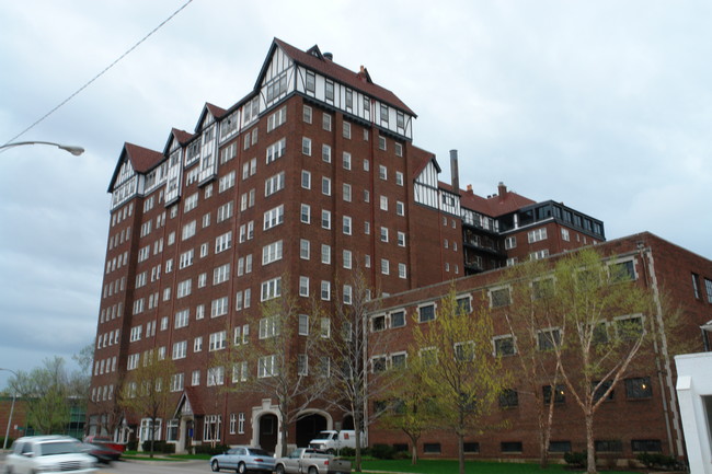 Hillcrest Apartment in Wichita, KS - Building Photo - Building Photo