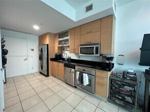 60 SW 13th St, Unit 1612 in Miami, FL - Foto de edificio - Building Photo