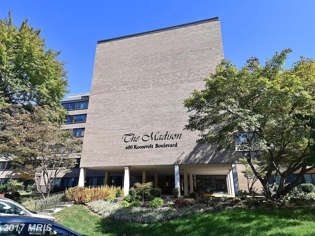 600 Roosevelt Blvd, Unit 314 in Falls Church, VA - Building Photo - Building Photo