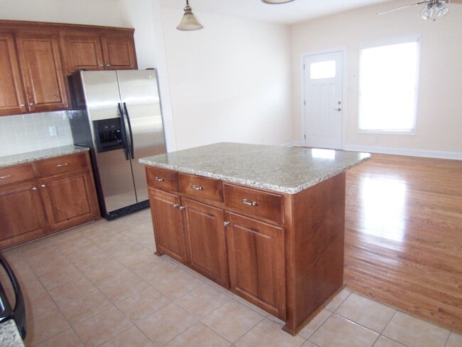 537 E Hall Ln in Savannah, GA - Foto de edificio - Building Photo