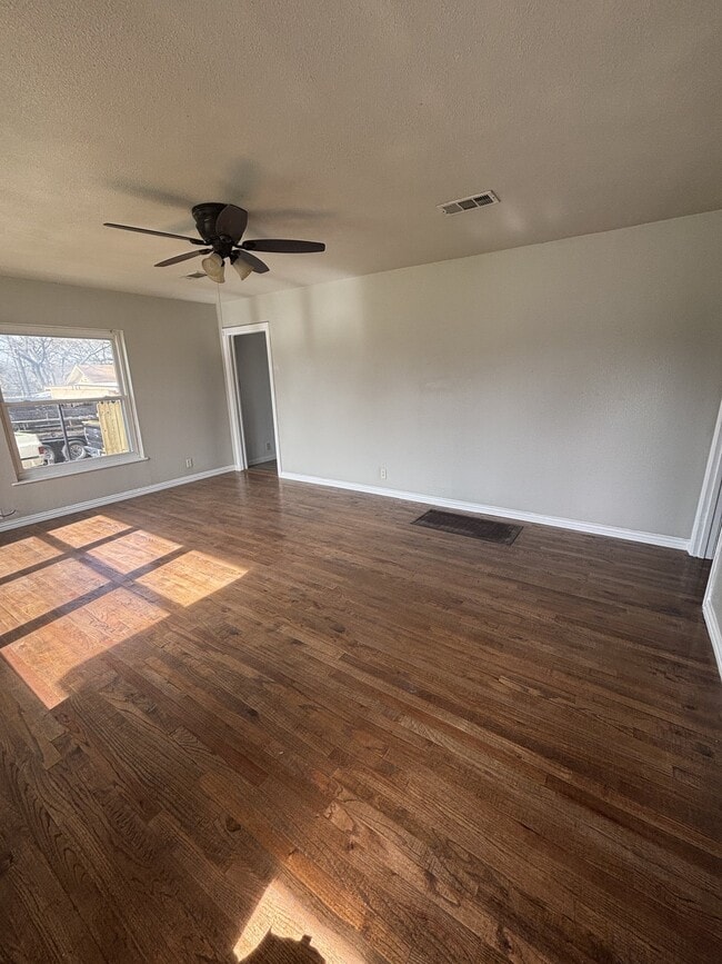 206 E Belknap St in Ennis, TX - Foto de edificio - Building Photo