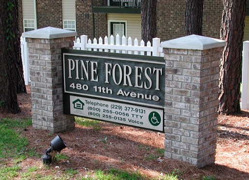 Pine Forest Apartments in Cairo, GA - Foto de edificio