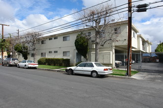 15352 Vanowen Street in Van Nuys, CA - Building Photo - Building Photo