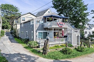 4 Way in Gloucester, MA - Foto de edificio - Building Photo