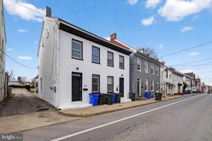 141 S Locust St in Hagerstown, MD - Building Photo