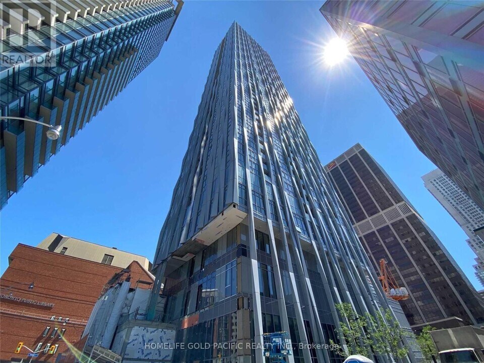 1 Yorkville Ave in Toronto, ON - Building Photo