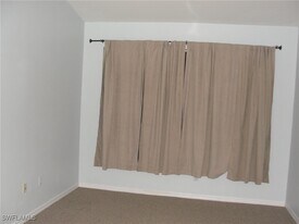 1295 Henley St in Naples, FL - Building Photo