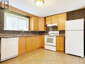 1 Lakeside Crescent in Richmond Hill, ON - Building Photo - Building Photo