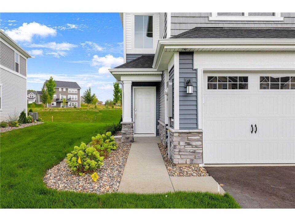 9482 4th St N in Lake Elmo, MN - Building Photo