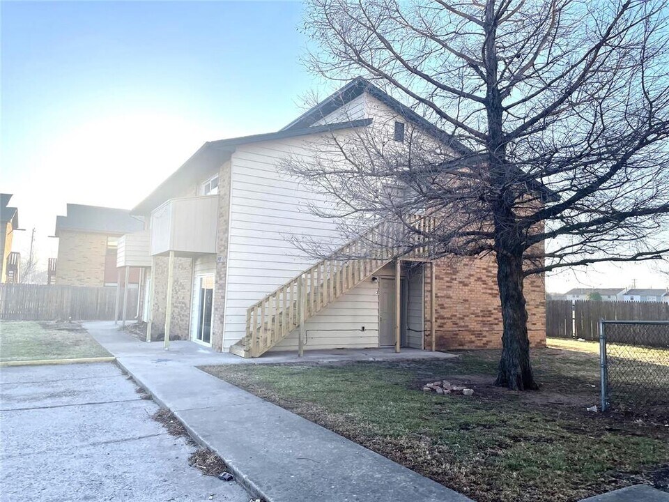 1407 Glen Oaks Ct in Norman, OK - Building Photo