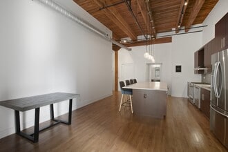 525 W Superior St, Unit 43 in Chicago, IL - Building Photo - Building Photo