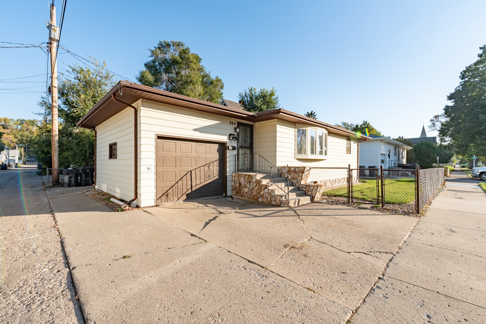 204 3rd Ave NW in Mandan, ND - Building Photo