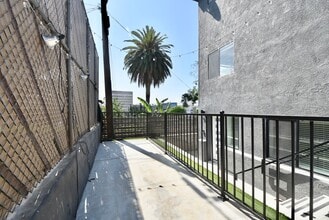 2119 Elsinore St in Los Angeles, CA - Foto de edificio - Building Photo