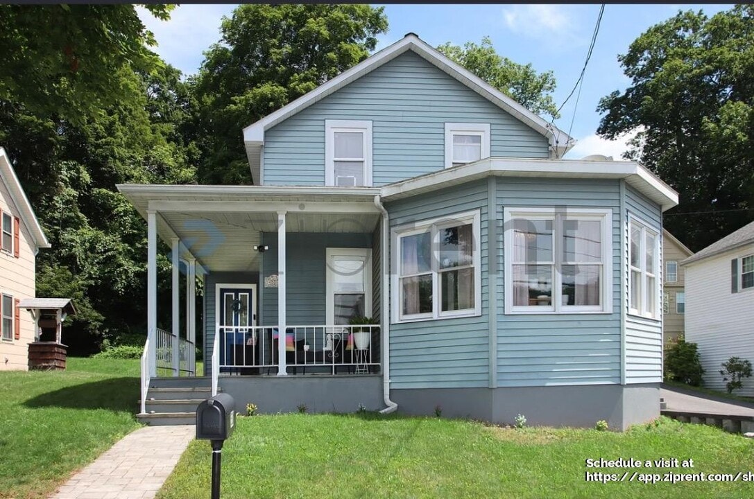 58 Litchfield St in Thomaston, CT - Foto de edificio