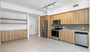 2150 N Bayshore Dr, Unit 2407 in Miami, FL - Building Photo - Building Photo