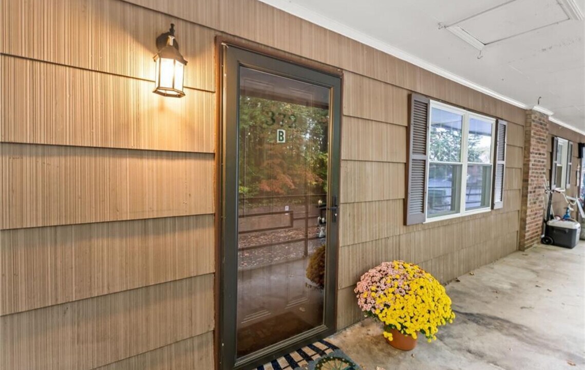 372 S Cherry St, Unit B in Kernersville, NC - Foto de edificio