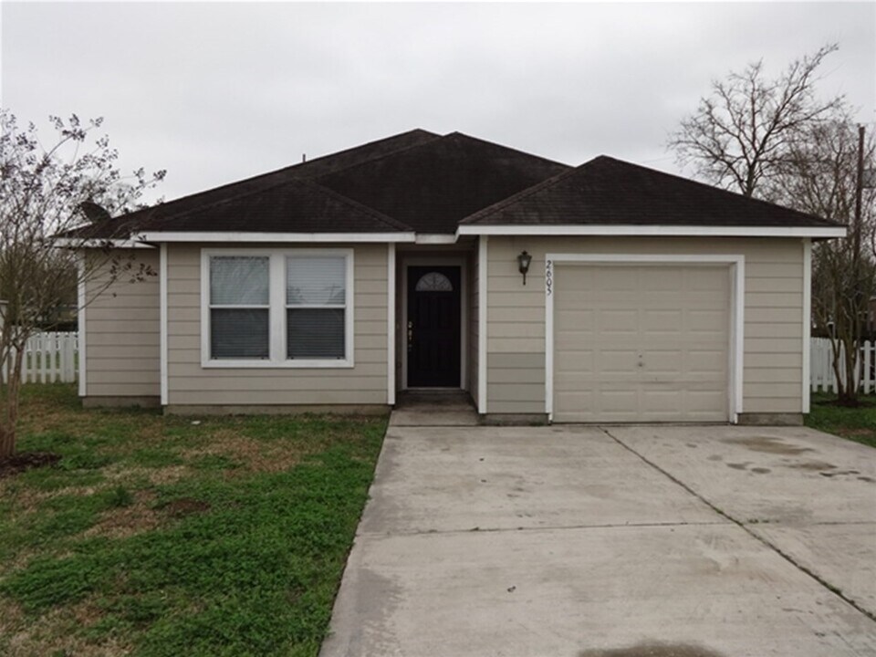 2605 Zackery Ct in Dickinson, TX - Building Photo