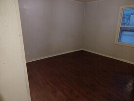 214 E 8th St in Joplin, MO - Building Photo