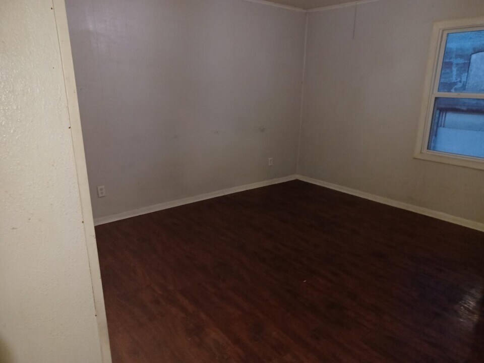 214 E 8th St in Joplin, MO - Building Photo