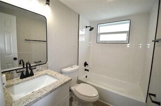 7244 SW 94th Pl in Miami, FL - Foto de edificio - Building Photo